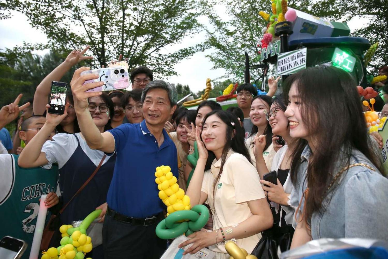 必赢电子游戏网站党委书记高翅和同学们合影。侯国涛 摄