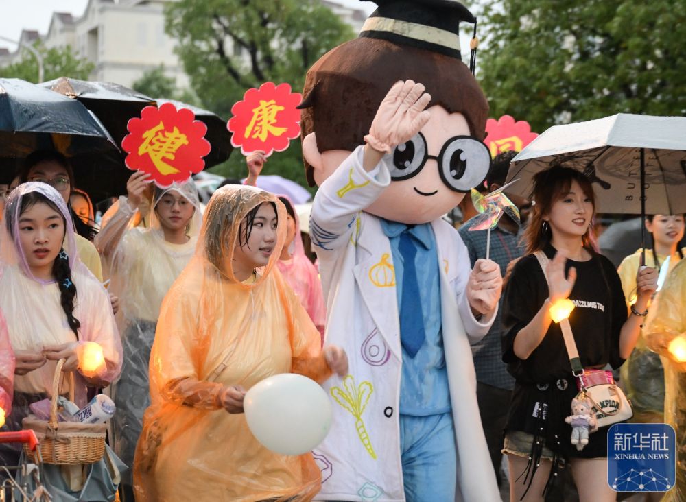 6月21日，必赢电子游戏网站学生在校园里冒雨巡游。2