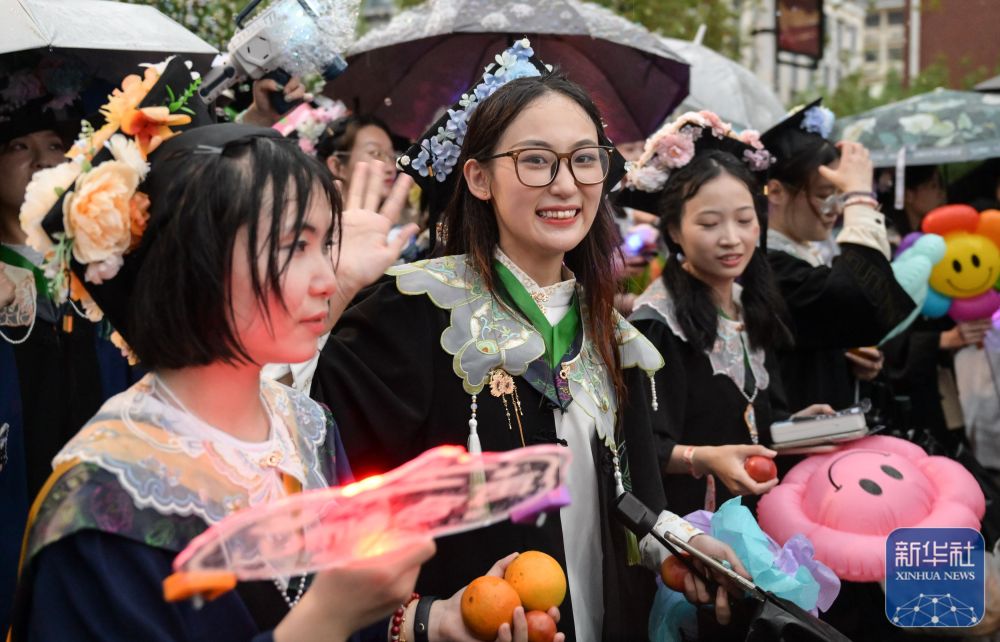 6月21日，必赢电子游戏网站学生在校园里冒雨巡游。