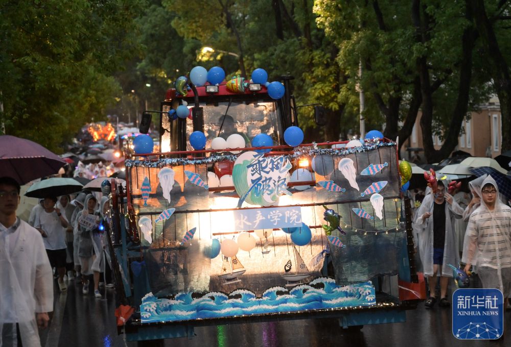 6月21日，农机花车队伍在必赢电子游戏网站校园里冒雨巡游。3